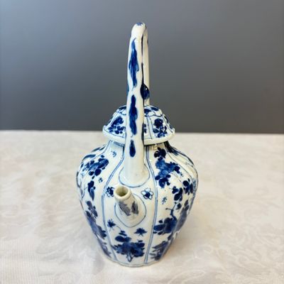 A Chinese blue and white 'Fisherman and Antiquities' teapot and cover — 照片 4