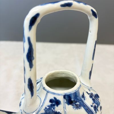 A Chinese blue and white 'Fisherman and Antiquities' teapot and cover — 照片 5