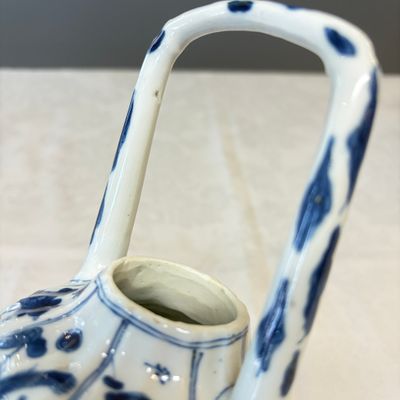 A Chinese blue and white 'Fisherman and Antiquities' teapot and cover — 照片 11