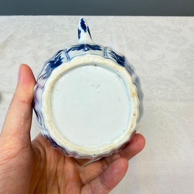 A Chinese blue and white 'Fisherman and Antiquities' teapot and cover — 照片 12