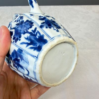 A Chinese blue and white 'Fisherman and Antiquities' teapot and cover — 照片 13