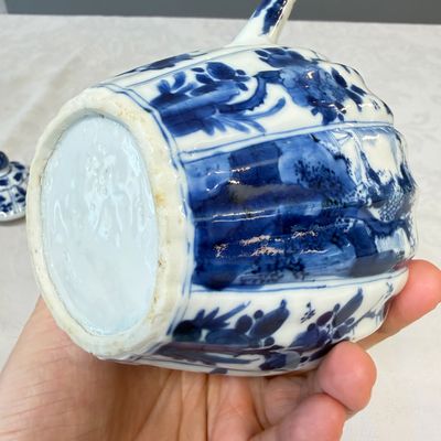 A Chinese blue and white 'Fisherman and Antiquities' teapot and cover — 照片 14