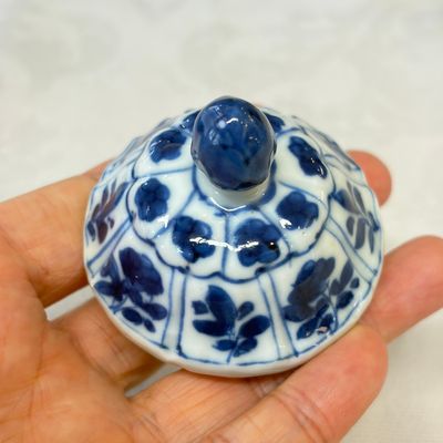 A Chinese blue and white 'Fisherman and Antiquities' teapot and cover — 照片 15