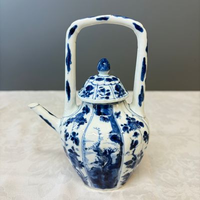 A Chinese blue and white 'Fisherman and Antiquities' teapot and cover — 照片 1