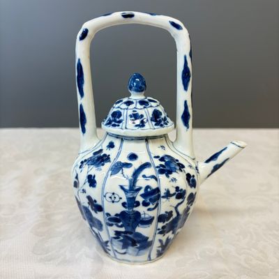 A Chinese blue and white 'Fisherman and Antiquities' teapot and cover — 照片 3