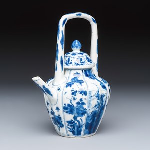 A Chinese blue and white 'Fisherman and Antiquities' teapot and cover — 照片 1