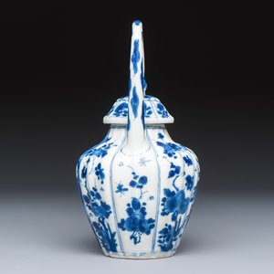 A Chinese blue and white 'Fisherman and Antiquities' teapot and cover — 照片 3
