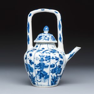 A Chinese blue and white 'Fisherman and Antiquities' teapot and cover — 照片 4