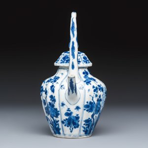 A Chinese blue and white 'Fisherman and Antiquities' teapot and cover — 照片 5