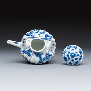 A Chinese blue and white 'Fisherman and Antiquities' teapot and cover — 照片 6