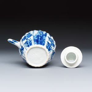 A Chinese blue and white 'Fisherman and Antiquities' teapot and cover — 照片 7