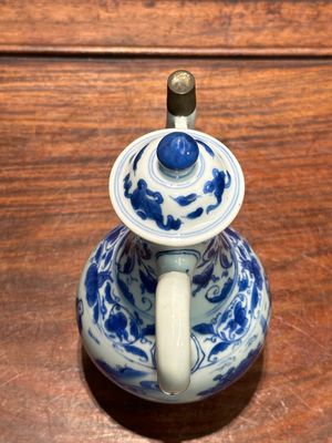 A Chinese blue and white 'fisherman and woodcutter' ewer and cover, Transitional period — 照片 5