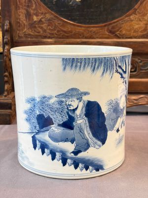 A Chinese blue and white 'Fisherman' brush pot, 20th C. — photo 1