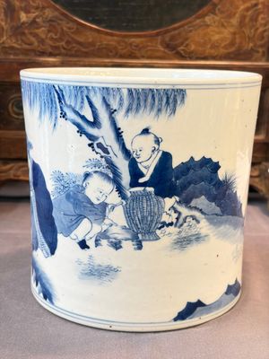 A Chinese blue and white 'Fisherman' brush pot, 20th C. — photo 6