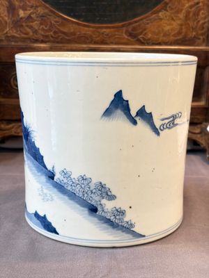 A Chinese blue and white 'Fisherman' brush pot, 20th C. — photo 7