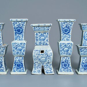A Chinese blue and white five-piece altar garniture, 19th C. — 照片 2