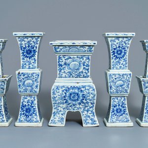 A Chinese blue and white five-piece altar garniture, 19th C. — 照片 3
