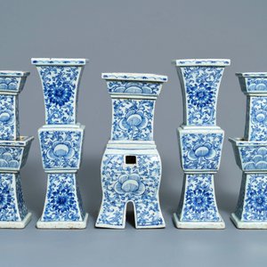 A Chinese blue and white five-piece altar garniture, 19th C. — 照片 4