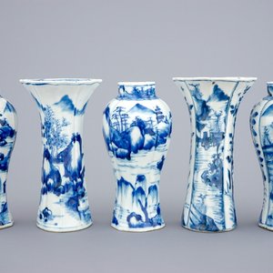 A Chinese blue and white five piece garniture, Kangxi — 照片 1