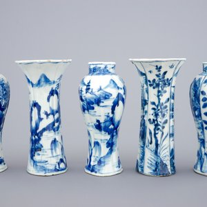 A Chinese blue and white five piece garniture, Kangxi — 照片 2