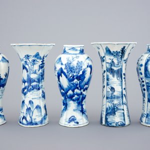 A Chinese blue and white five piece garniture, Kangxi — 照片 3