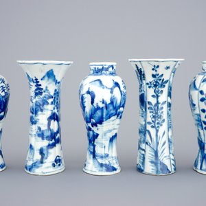 A Chinese blue and white five piece garniture, Kangxi — 照片 4