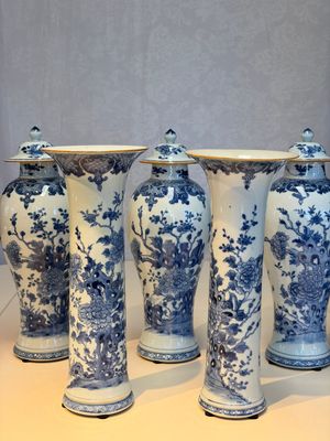 A Chinese blue and white five-piece garniture with birds among flowering branches, Qianlong — photo 1