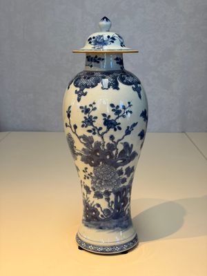 A Chinese blue and white five-piece garniture with birds among flowering branches, Qianlong — photo 16