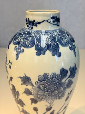 A Chinese blue and white five-piece garniture with birds among flowering branches, Qianlong — photo 33