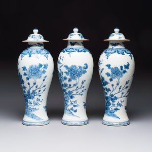 A Chinese blue and white five-piece garniture with birds among flowering branches, Qianlong — photo 3