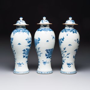 A Chinese blue and white five-piece garniture with birds among flowering branches, Qianlong — photo 4