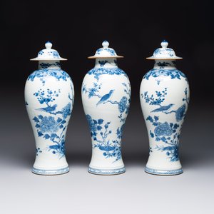 A Chinese blue and white five-piece garniture with birds among flowering branches, Qianlong — photo 5