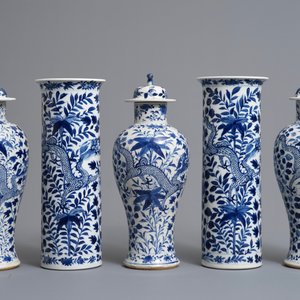 A Chinese blue and white five-piece garniture with dragons, Kangxi marks, 19th C. — 照片 2