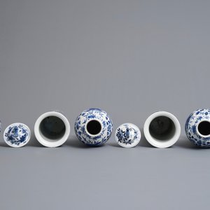 A Chinese blue and white five-piece garniture with dragons, Kangxi marks, 19th C. — 照片 5