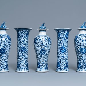 A Chinese blue and white five-piece garniture with floral design, 19th C. — photo 4