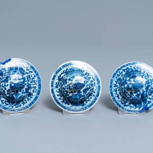 A Chinese blue and white five-piece garniture with floral design, 19th C. — photo 10