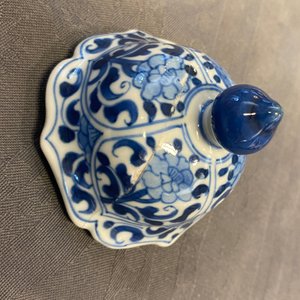 A Chinese blue and white five-piece garniture with floral design, Kangxi — photo 14