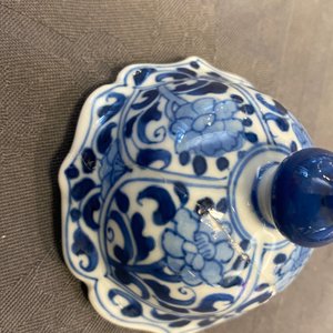 A Chinese blue and white five-piece garniture with floral design, Kangxi — photo 15