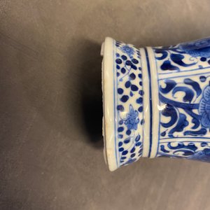 A Chinese blue and white five-piece garniture with floral design, Kangxi — photo 22