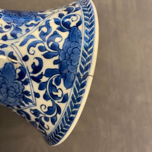 A Chinese blue and white five-piece garniture with floral design, Kangxi — photo 30