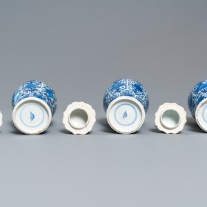 A Chinese blue and white five-piece garniture with floral design, Kangxi — photo 7