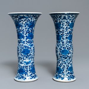 A Chinese blue and white five-piece garniture with floral design, Kangxi — photo 9
