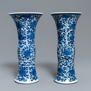 A Chinese blue and white five-piece garniture with floral design, Kangxi — photo 10