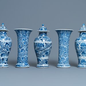 A Chinese blue and white five-piece garniture with floral design, Kangxi — 照片 4