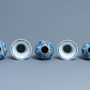 A Chinese blue and white five-piece garniture with floral design, Kangxi — 照片 5
