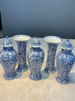 A Chinese blue and white five-piece garniture with floral design, Kangxi — foto 1