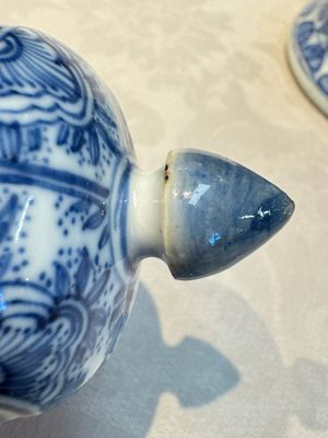 A Chinese blue and white five-piece garniture with floral design, Kangxi — foto 11