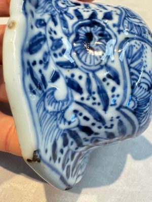 A Chinese blue and white five-piece garniture with floral design, Kangxi — foto 12