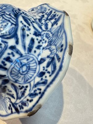 A Chinese blue and white five-piece garniture with floral design, Kangxi — foto 14