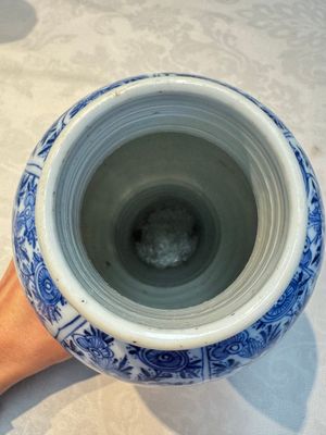 A Chinese blue and white five-piece garniture with floral design, Kangxi — foto 19